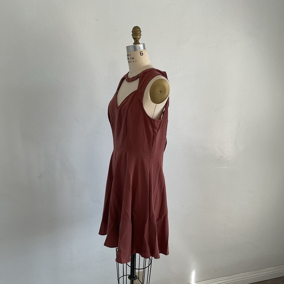 Dress - Picture 7 of 9